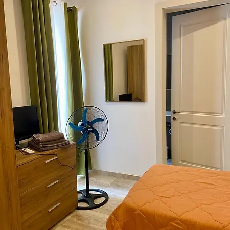 House. Live, Experience Sea