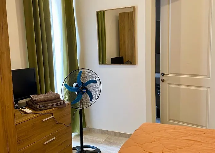 House. Live, Experience Sea